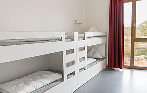 Platzsparende Stockbetten und Mehrbettzimmer gehören zur Juhe-Tradition.