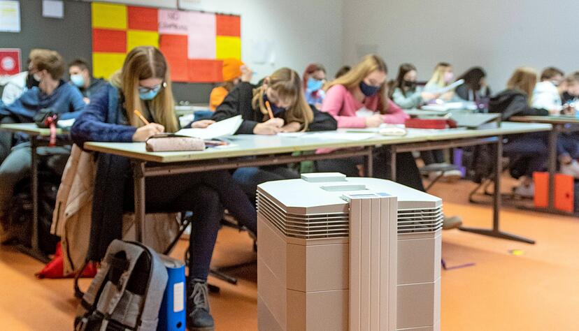 Dicht an dicht und mit Maske sitzen die Schüler einer zehnten Klasse des Bildungszentrums St. Kilian. Mit dem neu angeschafften Luftfilter im Raum fühlen sich viele sicherer im Unterricht.
Foto: Mario Berger Dicht an dicht und mit Maske sitzen die Schüler einer zehnten Klasse des Bildungszentrums St. Kilian. Mit dem neu angeschafften Luftfilter im Raum fühlen sich viele sicherer im Unterricht.
Foto: Mario Berger