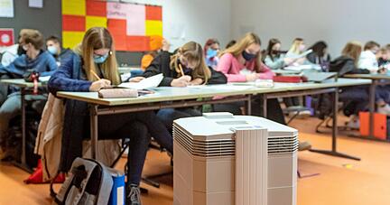 Dicht an dicht und mit Maske sitzen die Schüler einer zehnten Klasse des Bildungszentrums St. Kilian. Mit dem neu angeschafften Luftfilter im Raum fühlen sich viele sicherer im Unterricht.
Foto: Mario Berger