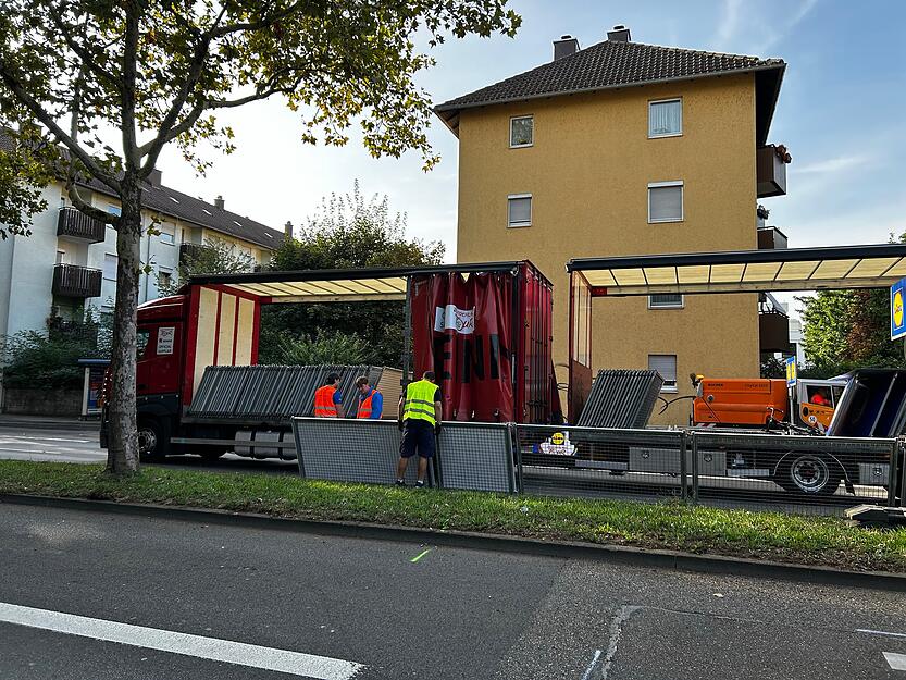 Die Aufbauarbeiten kurz vor dem Ziel an der Heilbronner Theresienwiese laufen am Donnerstagmorgen noch. Die Radprofis der Deutschland-Tour werden hier kurz vor 17 Uhr erwartet. Die Aufbauarbeiten kurz vor dem Ziel an der Heilbronner Theresienwiese laufen am Donnerstagmorgen noch. Die Radprofis der Deutschland-Tour werden hier kurz vor 17 Uhr erwartet.