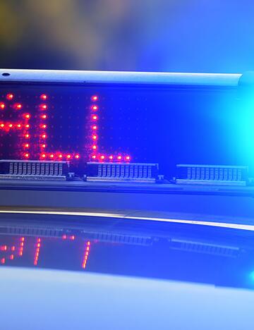 Der Motorradfahrer st&uuml;rzte schlie&szlig;lich und wurde schwer verletzt. (Symbolbild)