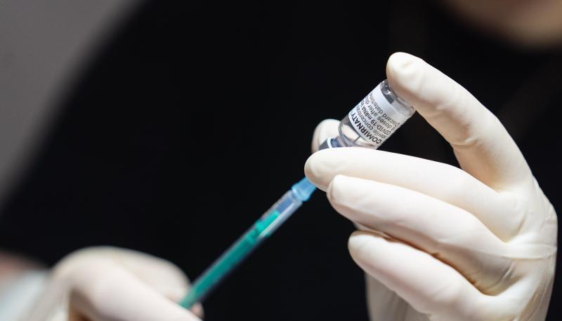 Eine Frau bereitet im Impfzentrum Coburg Spritzen mit dem Impfstoff von Biontech/Pfizer vor.