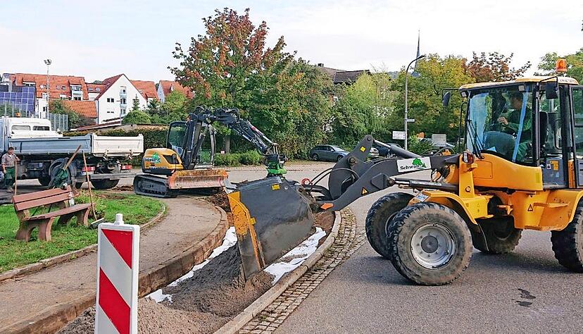 Mit dem Radlader füllt Steffen Reustlen den neuen Wildpflanzenstreifen in Sülzbach mit mineralischem Substrat.
Foto: Gustav Döttling