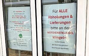 Ein Zettel an der T&uuml;r weist darauf hin, dass die Apotheke noch bis &bdquo;einschlie&szlig;lich Donnerstag, 30.11.2023&ldquo; ge&ouml;ffnet habe.