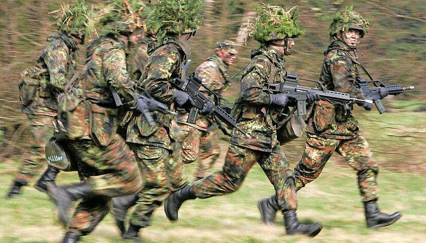 Deutschland diskutiert über die Wiedereinführung der Wehrpflicht. Deutschland diskutiert über die Wiedereinführung der Wehrpflicht.