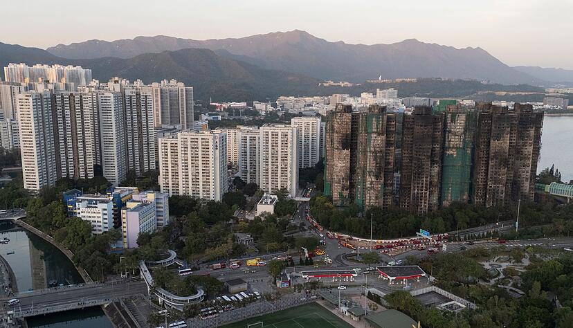 Nach dem Brand in einer Wohnanlage in Hongkong gelten weiterhin rund 200 Personen als vermisst. Nach dem Brand in einer Wohnanlage in Hongkong gelten weiterhin rund 200 Personen als vermisst.