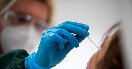 Eine Frau wird in einem Testzentrum auf das Coronavirus getestet.