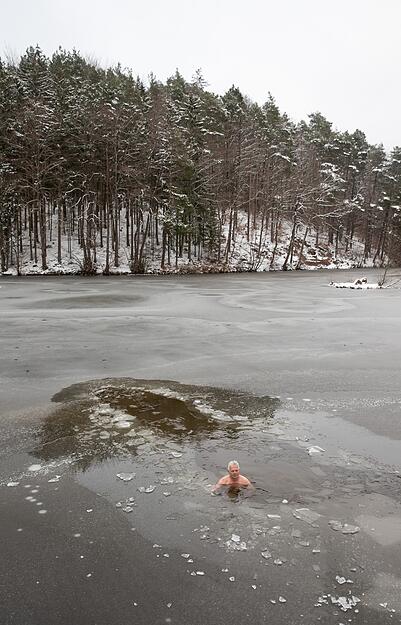 Roland Schweizer beim Eisbaden