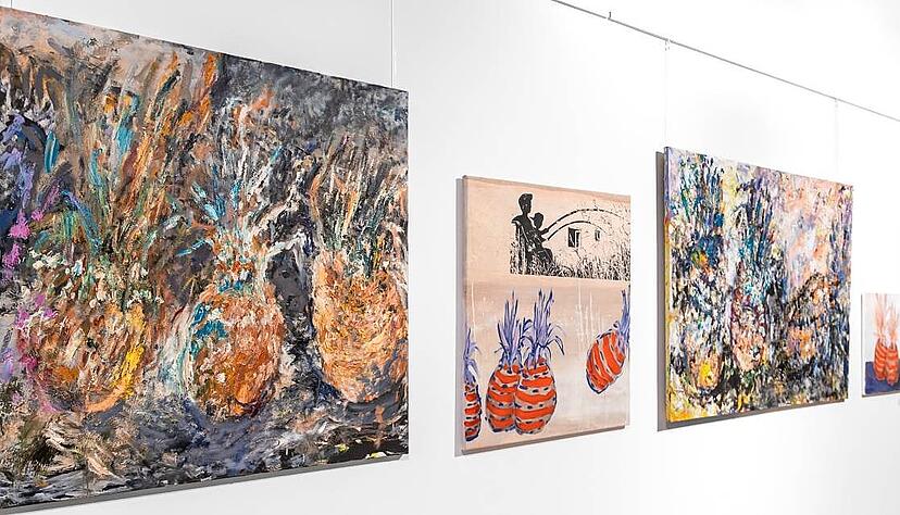 Variationen von Stillleben im Dialog: Arbeiten von Christiane Reyle (links) und Miriam Wilke (Mitte), die sich mitunter das Atelier teilen.