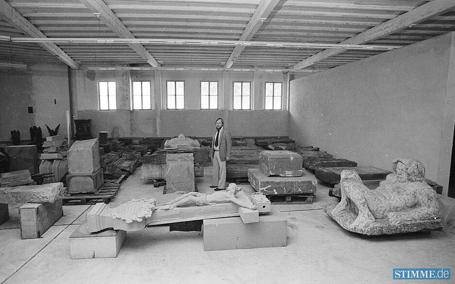 Juni 1981: Auch in einem oberirdischen Raum  der Alten Kelter lagern steinerne Zeugen der Heilbronner Stadtgeschichte. Dr. Andreas Pfeiffer, Leiter der Städtischen Museen Heilbronn, begutachtet die Sammlung.