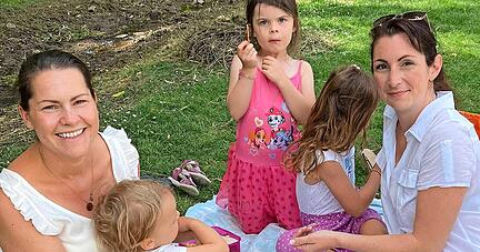 Natalie und Caro sitzen mit Amelie, Emilia und Rosalie im Schatten unter hohen Bäumen im Hofgarten und machen Picknick.
Fotos: Yvonne Tscherwitschke/Marie Provencal Natalie und Caro sitzen mit Amelie, Emilia und Rosalie im Schatten unter hohen Bäumen im Hofgarten und machen Picknick.
Fotos: Yvonne Tscherwitschke/Marie Provencal