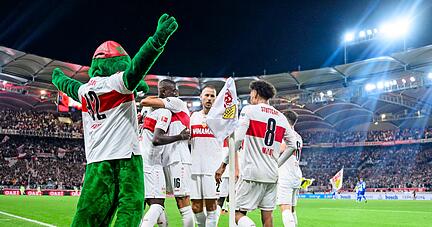 Auf ihn ist derzeit Verlass wie auf keinen anderen Stürmer in der Bundesliga: Serhou Guirassy (Zweiter von links) lässt sich nach seinem Treffer zum 2:1 feiern.
Foto: dpa