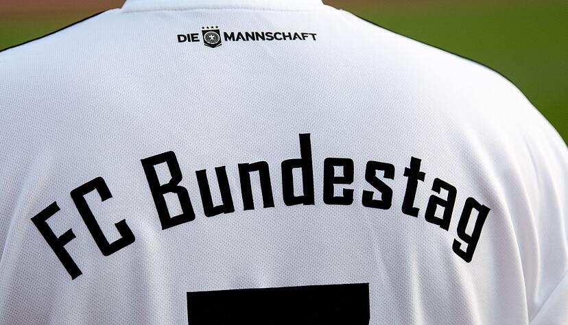 Der FC Bundestag muss einem Gerichtsurteil zufolge Abgeordneten aller im Bundestag vertretenen Parteien offen stehen.