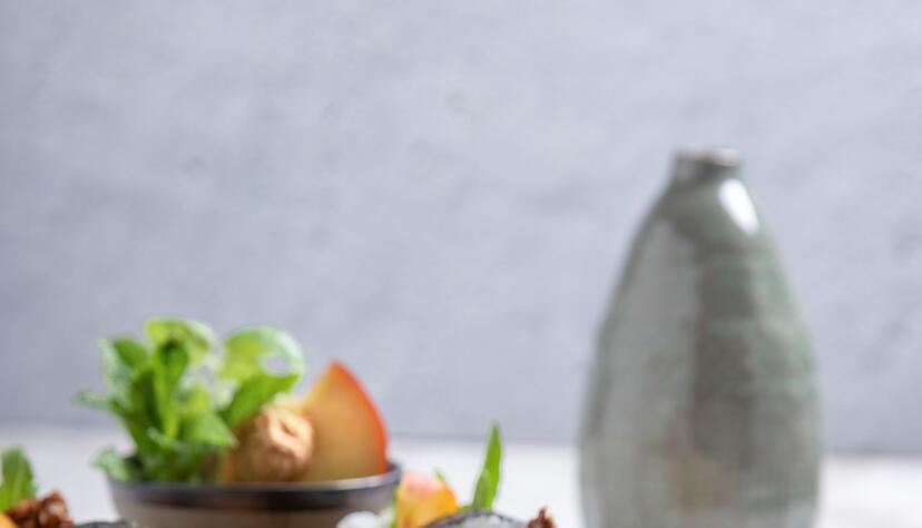 Die Algenblatt- und Reisgrundlage von Maki-Sushi kann jeweils saisonal passend gef&uuml;llt werden: hier mit Pfirsich und Basilikum.