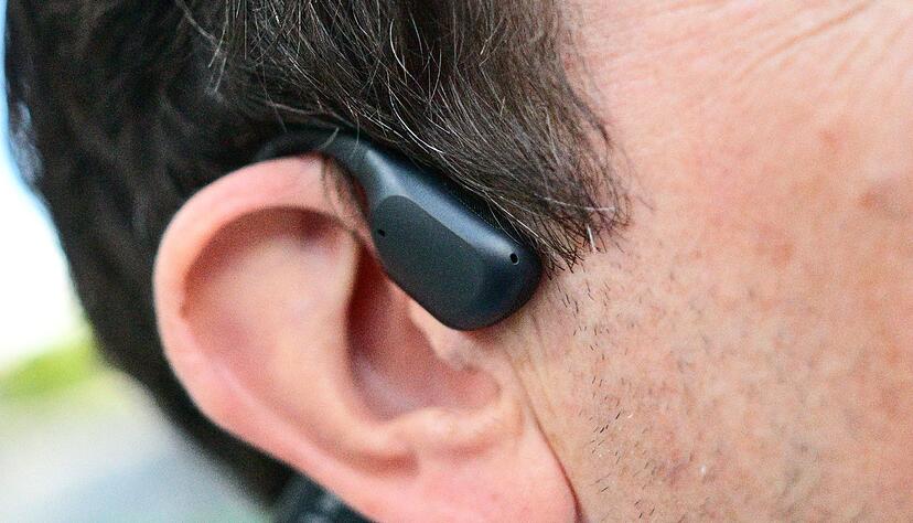 Die Läuferinnen und Läufer können mit Open-Ear-Kopfhörern trotz Musik im Ohr Umgebungsgeräusche wahrnehmen. (Symbolbild) Die Läuferinnen und Läufer können mit Open-Ear-Kopfhörern trotz Musik im Ohr Umgebungsgeräusche wahrnehmen. (Symbolbild)