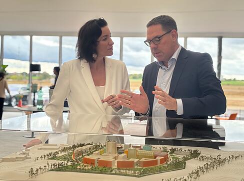 Dorothee Bär war bereits vor dem Ipai-Spatenstich zu Gast auf der Heilbronner Theresienwiese. Hier lässt sie sich von Gerd Chrzanowski, CEO der Schwarz-Gruppe, erklären, was später wo auf dem Gelände zu finden sein wird.