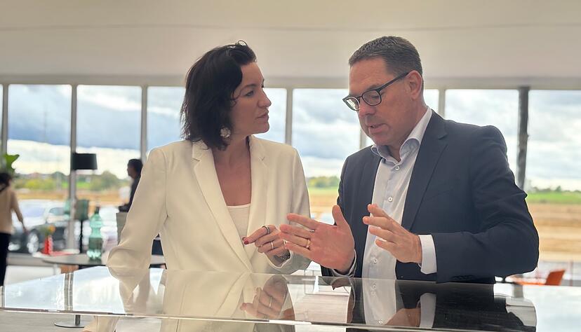 Dorothee Bär war bereits vor dem Ipai-Spatenstich zu Gast auf der Heilbronner Theresienwiese. Hier lässt sie sich von Gerd Chrzanowski, CEO der Schwarz-Gruppe, erklären, was später wo auf dem Gelände zu finden sein wird.