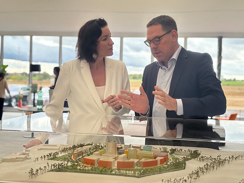 Dorothee Bär war bereits vor dem Ipai-Spatenstich zu Gast auf der Heilbronner Theresienwiese. Hier lässt sie sich von Gerd Chrzanowski, CEO der Schwarz-Gruppe, erklären, was später wo auf dem Gelände zu finden sein wird.