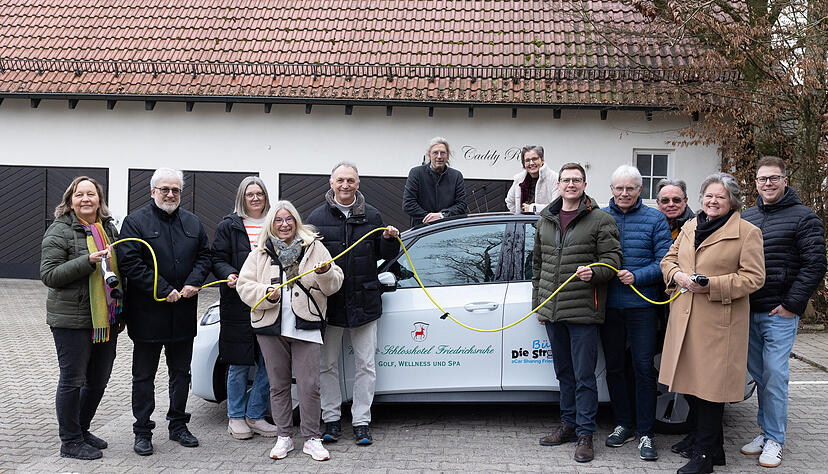 Viele Beteiligte ziehen beim Verein Stromer an einem Strang. In Friedrichsruhe wurde ein neues Fahrzeug &uuml;bergeben. Foto: privat