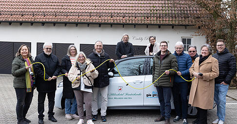 Viele Beteiligte ziehen beim Verein Stromer an einem Strang. In Friedrichsruhe wurde ein neues Fahrzeug übergeben. Foto: privat Viele Beteiligte ziehen beim Verein Stromer an einem Strang. In Friedrichsruhe wurde ein neues Fahrzeug übergeben. Foto: privat