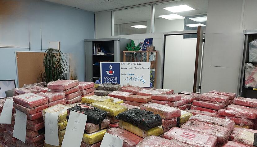 In einem vom französischen Zoll gestoppten Laster befanden sich neben Blumenerde auch 998 Kokainpakete. (Handout-Foto) In einem vom französischen Zoll gestoppten Laster befanden sich neben Blumenerde auch 998 Kokainpakete. (Handout-Foto)