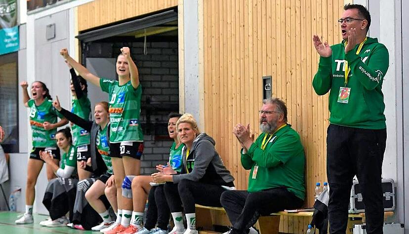 Einstand geglückt: Patrice Payer (rechts) freute sich in seiner neuen Rolle als Trainer der Fleiner Württembergliga-Frauen über die ersten beiden Punkte. Einstand geglückt: Patrice Payer (rechts) freute sich in seiner neuen Rolle als Trainer der Fleiner Württembergliga-Frauen über die ersten beiden Punkte.