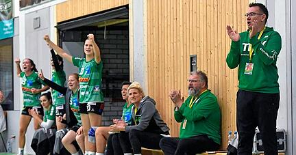 Einstand geglückt: Patrice Payer (rechts) freute sich in seiner neuen Rolle als Trainer der Fleiner Württembergliga-Frauen über die ersten beiden Punkte.
Foto: Mario Berger