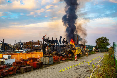 Großbrand: Zimmereibetrieb brennt ab - Großeinsatz beim Flugplatz Lohrbach
