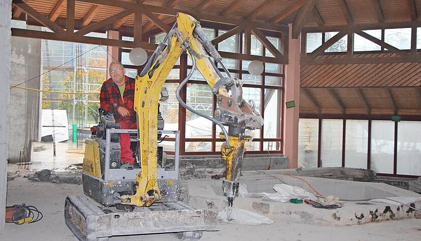 Direkt neben dem einstigen 36-Grad-Becken fährt der kleine Bagger mit Abbruchhammer durchs Bad zu seiner nächsten Mission.