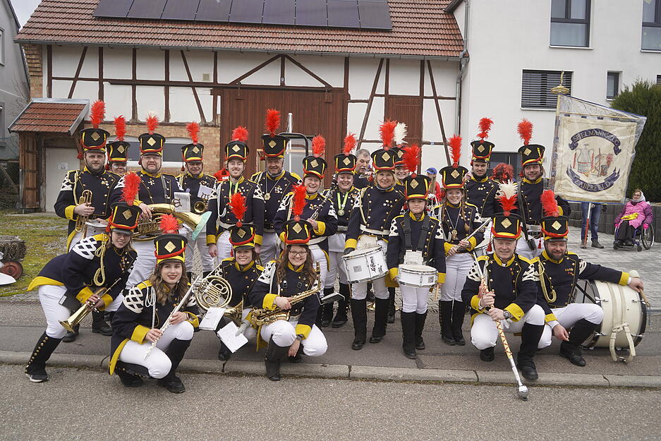 Mehrere Musikgruppen begeistern die Massen mit allerlei Faschingsliedern. Mehrere Musikgruppen begeistern die Massen mit allerlei Faschingsliedern.