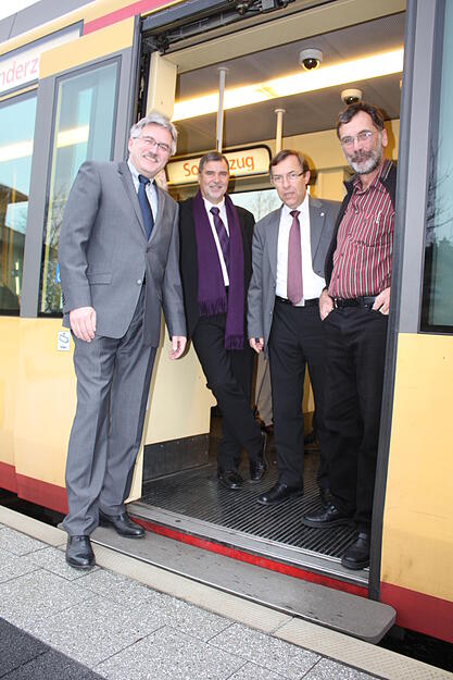 Mit einer einmaligen Sonderfahrt nach Sinsheim wird im Kraichgau am 12. Dezember 2009 das elektrische Zeitalter eingeläutet. Kreisplaner Claus-Jürgen Renelt, Landrat Detlef Piepenburg, Bürgermeister Peter Dolderer und Kreisrat Johannes-Müllerschön (von links) testen den Haltepunkt Grombach.