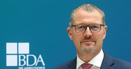 Rainer Dulger, Gesamtmetall-Präsident, steht nach seiner Wahl zum neuen Präsidenten der Bundesvereinigung der Deutschen Arbeitgeberverbände (BDA) im Atrium seines neuen Dienstsitzes. Rainer Dulger, Gesamtmetall-Präsident, steht nach seiner Wahl zum neuen Präsidenten der Bundesvereinigung der Deutschen Arbeitgeberverbände (BDA) im Atrium seines neuen Dienstsitzes.