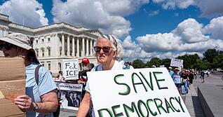 Die Demokratie ist laut einem neuen Bericht in vielen L&auml;ndern auf dem R&uuml;ckzug - etwa in den USA. (Archivbild)