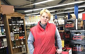 Lydia Tisch arbeitet in der Aquarin-Getränkewelt in Bad Friedrichshall. Foto: Simon Gajer