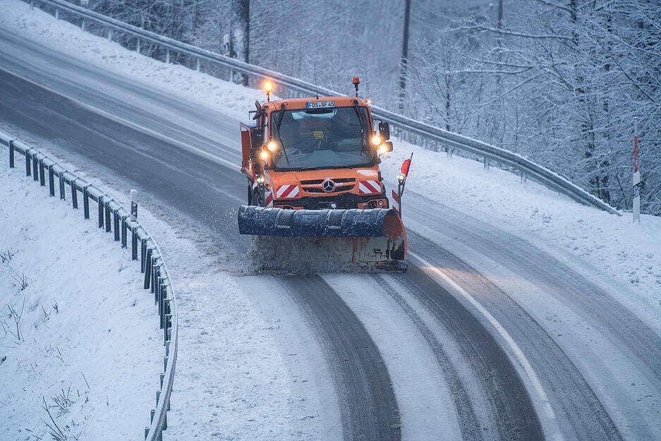 Die Winterdienste waren in h&ouml;heren Lagen des Schwarzwaldes im Einsatz. F&uuml;r Lastwagen galt auf der B317 zwischen B&auml;rental und Brandenberg Schneekettenpflicht.