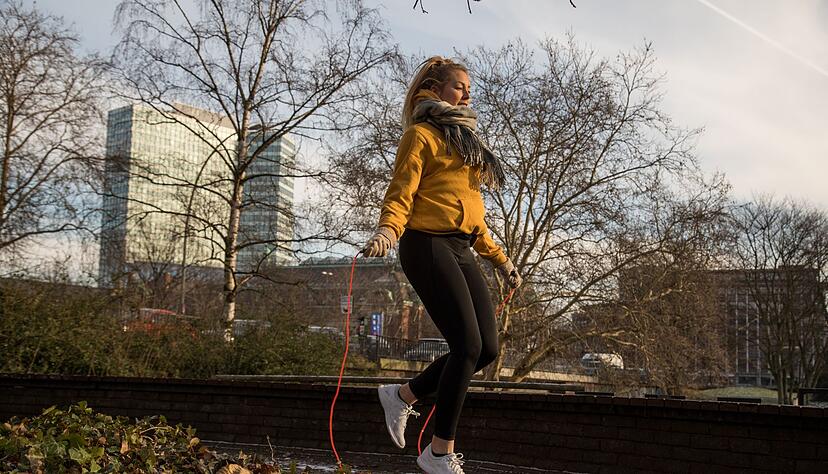Sprung zur&uuml;ck in die Kindheit - Seilspringen weckt nicht nur nostalgische Gef&uuml;hle, es h&auml;lt einen auch fit.