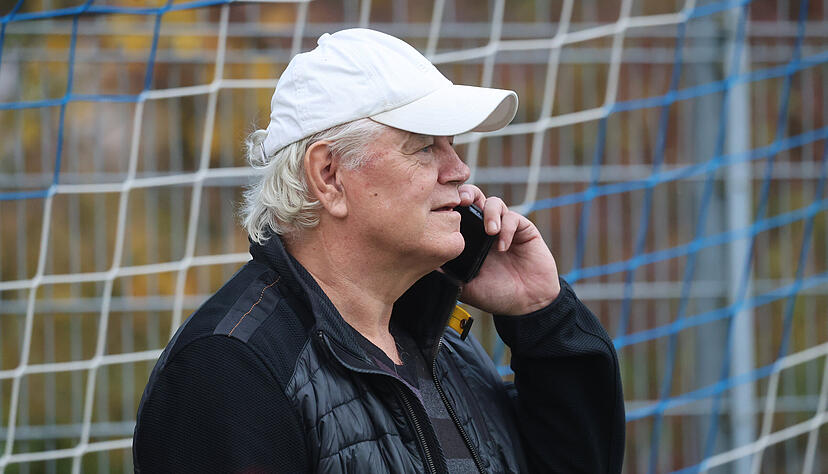 Uwe Rapolder schaute Mitte November 2025 beim T&uuml;rkspor-Heimspiel gegen den KSC II genau hin.