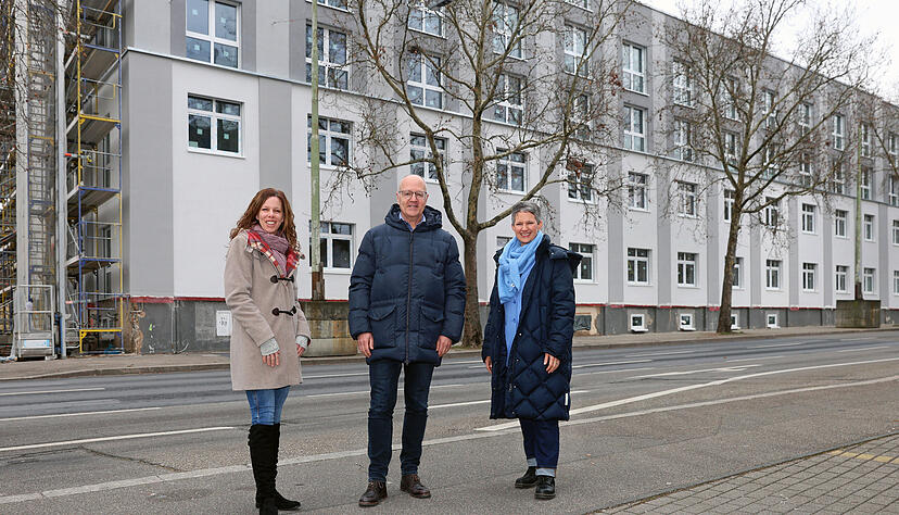 Melanie Mielke, Götz Zipser und Anette Zanker-Belz vor dem Haus der Parität. Neben Wohnungen, viele sozial gefördert, soll es auch das Quartierszentrum beherbergen. Foto: Ralf Seidel