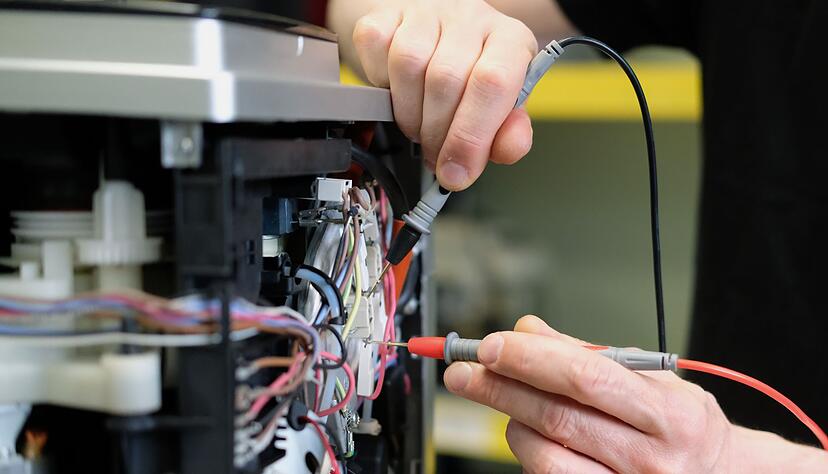 Ersatzteile sollen nicht so teuer sein, damit sich Verbraucherinnen und Verbraucher f&uuml;r die Reparatur entscheiden. (Illustration)