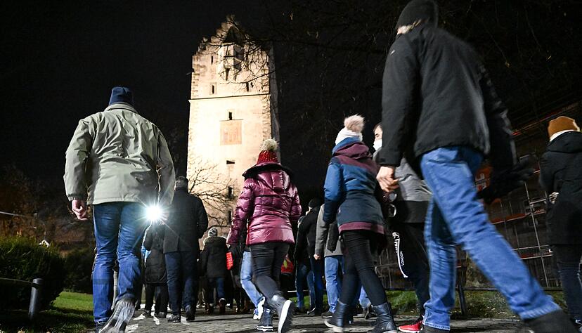 Kritiker der Corona-Politik gehen durch die Innenstadt von Ravensburg. Foto: dpa Kritiker der Corona-Politik gehen durch die Innenstadt von Ravensburg. Foto: dpa