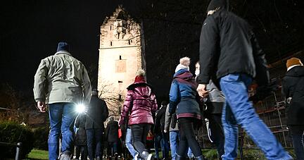 Kritiker der Corona-Politik gehen durch die Innenstadt von Ravensburg.