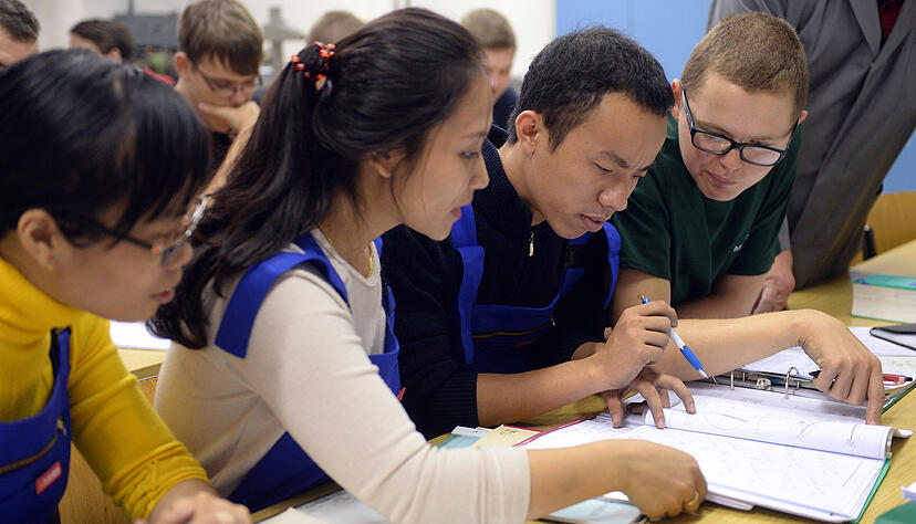 Das mit Abstand größte Fachkräftepotenzial sehen die Arbeitsmarktexperten in der Zuwanderung. Bis zu 216.000 Vollzeitstellen könnten dadurch im Land entstehen, wenn zugleich die Integrationsmaßnahmen verbessert werden. Das mit Abstand größte Fachkräftepotenzial sehen die Arbeitsmarktexperten in der Zuwanderung. Bis zu 216.000 Vollzeitstellen könnten dadurch im Land entstehen, wenn zugleich die Integrationsmaßnahmen verbessert werden.