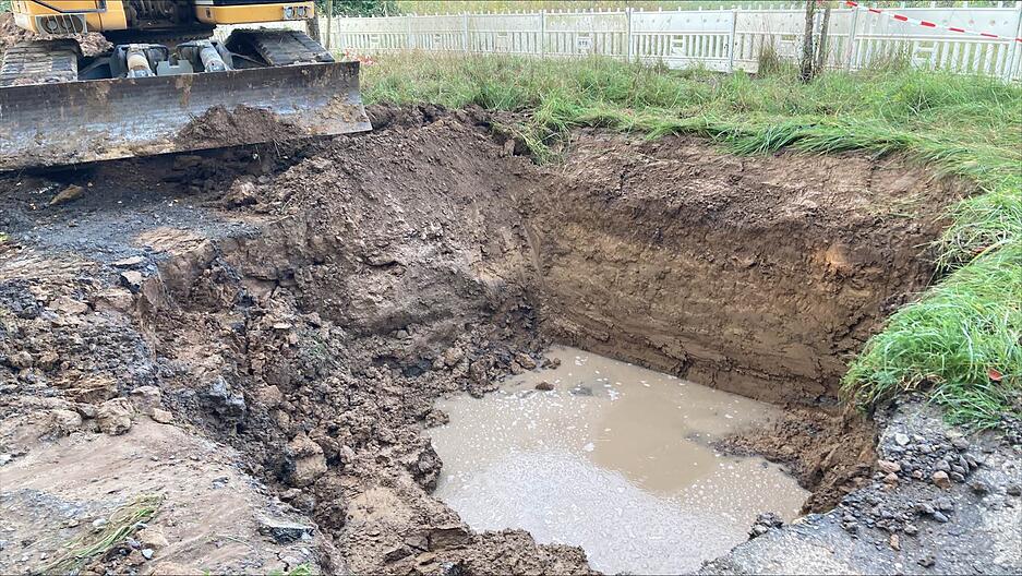 Reparatur des defekten Rohres: In der Baugrube steht am Mittwochvormittag noch das Wasser.