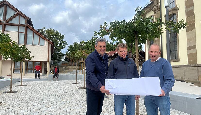 Lagebesprechung auf dem Kirchplatz kurz vor der Einweihungswochenende: (v.l.) Bürgermeister Klaus Zenth, Bauamtsleiter Tim Breitenöder und Bauleiter Gerd Pfistert vom Büro Rauschmaier.