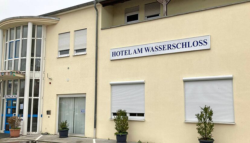 Im Hotel am Wasserschloss leben rund 100 Geflüchtete. Das Landratsamt hat das Gebäude angemietet. Im Hotel am Wasserschloss leben rund 100 Geflüchtete. Das Landratsamt hat das Gebäude angemietet.