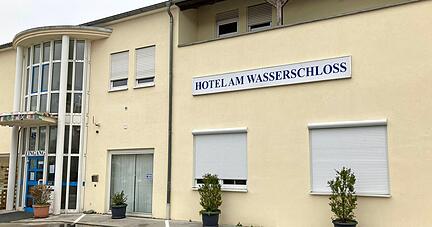 Im Hotel am Wasserschloss leben rund 100 Geflüchtete. Das Landratsamt hat das Gebäude angemietet.
Foto: Elfi Hofmann