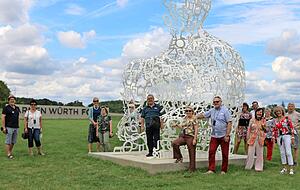 Gruppenbild: Die 14 Teilnehmer an der Lesersommer-Aktion vor und im Carmen-W&uuml;rth-Forum stellen sich vor der Skulptur "We" von Jaume Plensa f&uuml;r ein gemeinsames Foto auf.
Fotos: Thomas Zimmermann
