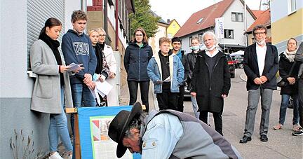 In der Weilerstraße in Affaltrach setzt Gunter Demnig für die jüdische Familie Levi Stolpersteine in den Gehweg (links). Schüler legen vor der ehemalige Stadtmühle in Weinsberg weiße Rosen nieder.
Fotos: Stöhr-Michalsky In der Weilerstraße in Affaltrach setzt Gunter Demnig für die jüdische Familie Levi Stolpersteine in den Gehweg (links). Schüler legen vor der ehemalige Stadtmühle in Weinsberg weiße Rosen nieder.
Fotos: Stöhr-Michalsky