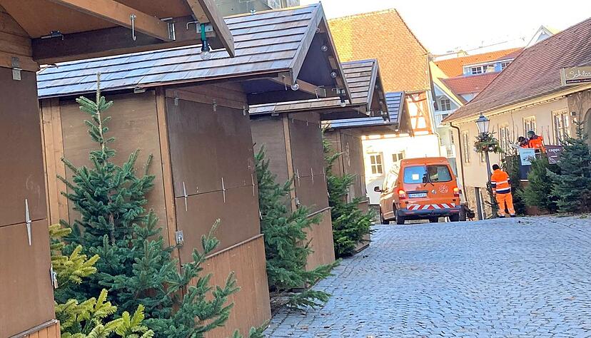 Der Öhringer Bauhof setzt am Dienstag bei schönstem Winterwetter den Aufbau des Weihnachtsmarktes fort. Drum herum gibt es Absagen.
Foto: Tscherwitschke