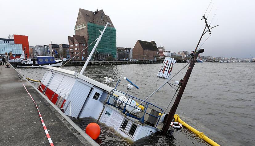Der Fischkutter «Luna Rossa» ist auf den Grund des Rostocker Stadthafens gesunken.